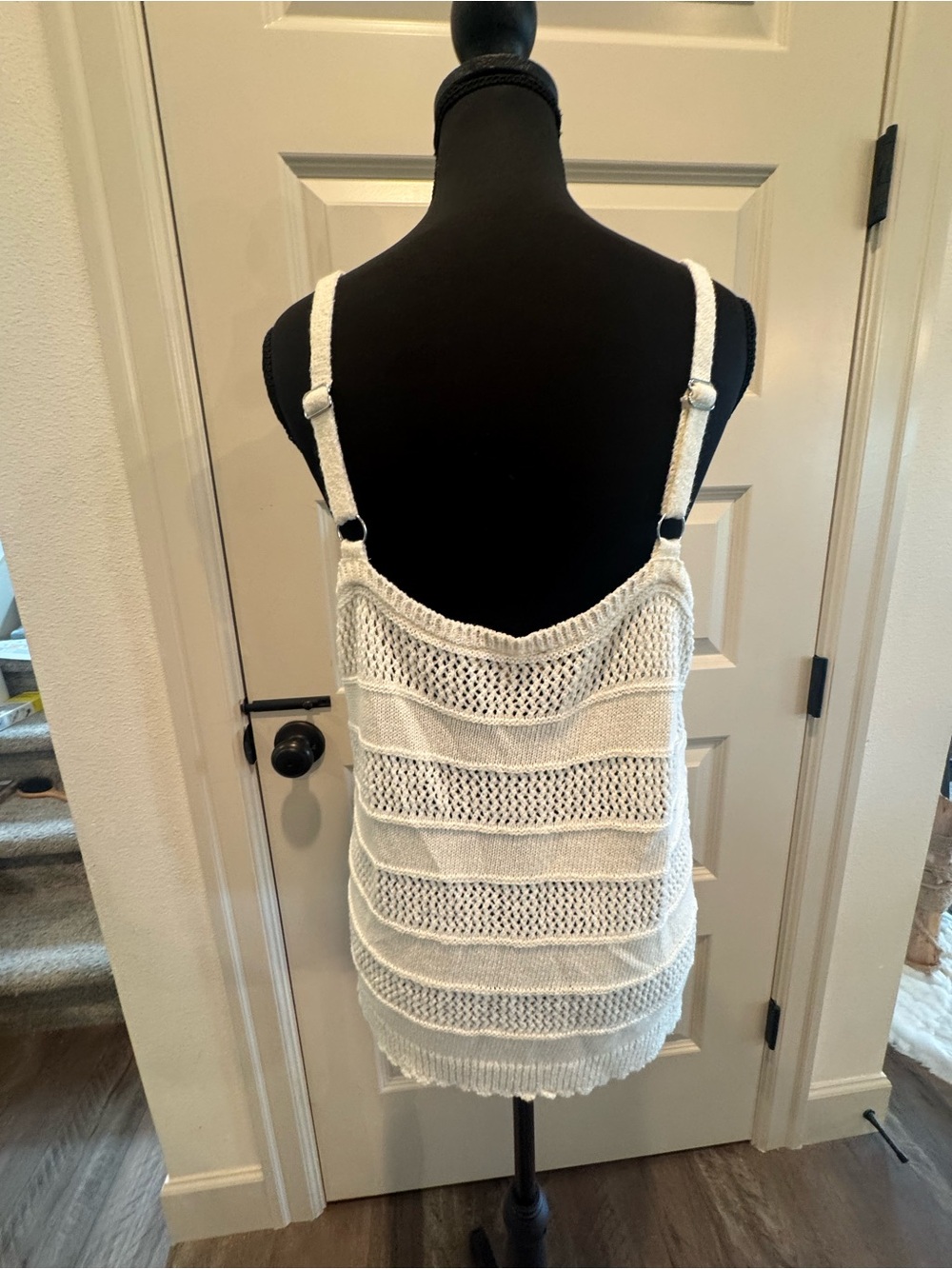 Democracy White Knit V‑Neck Tank - Picture 2 of 4